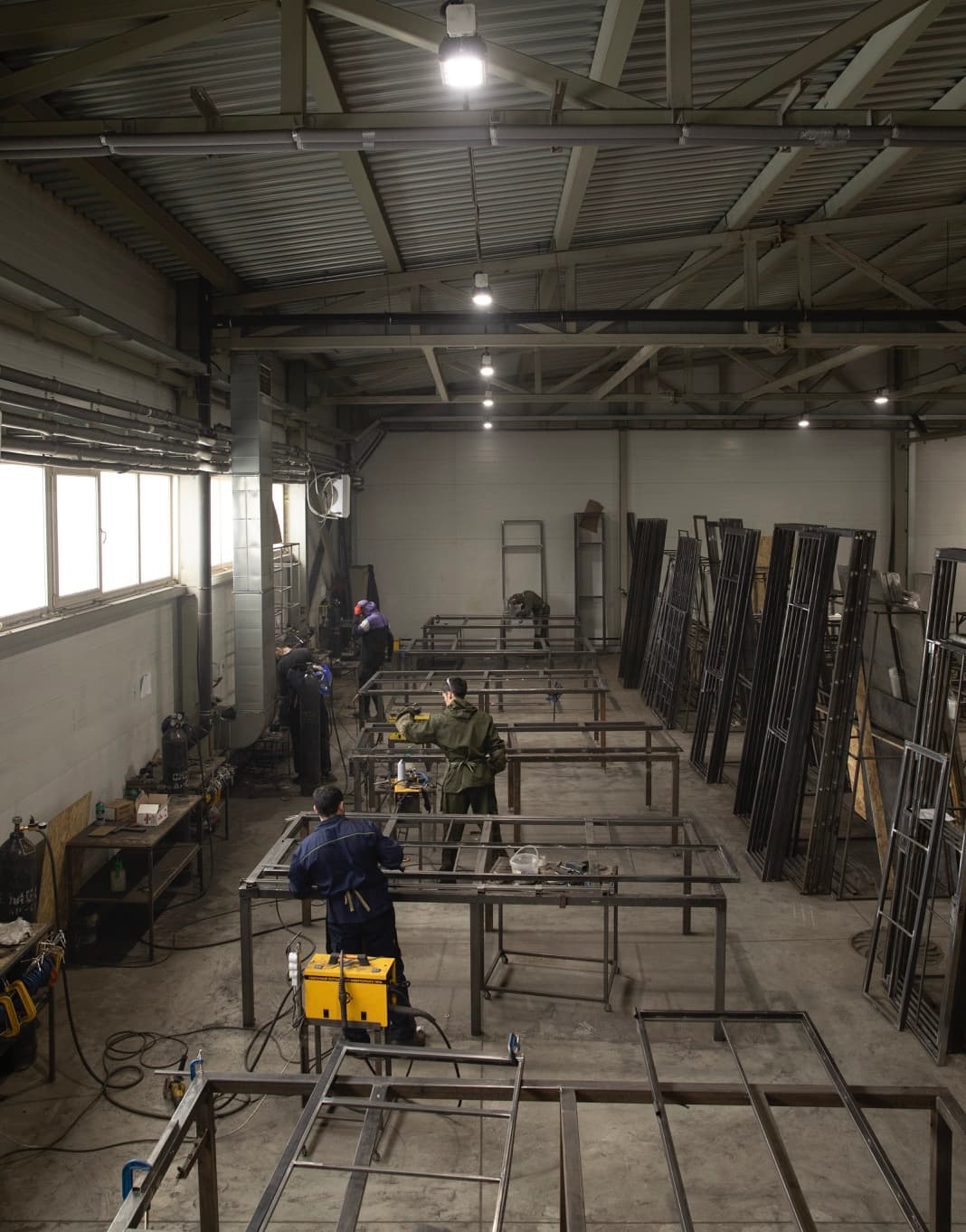 Цех BlackDoors: сварка стальных каркасов перегородок на собственном производстве